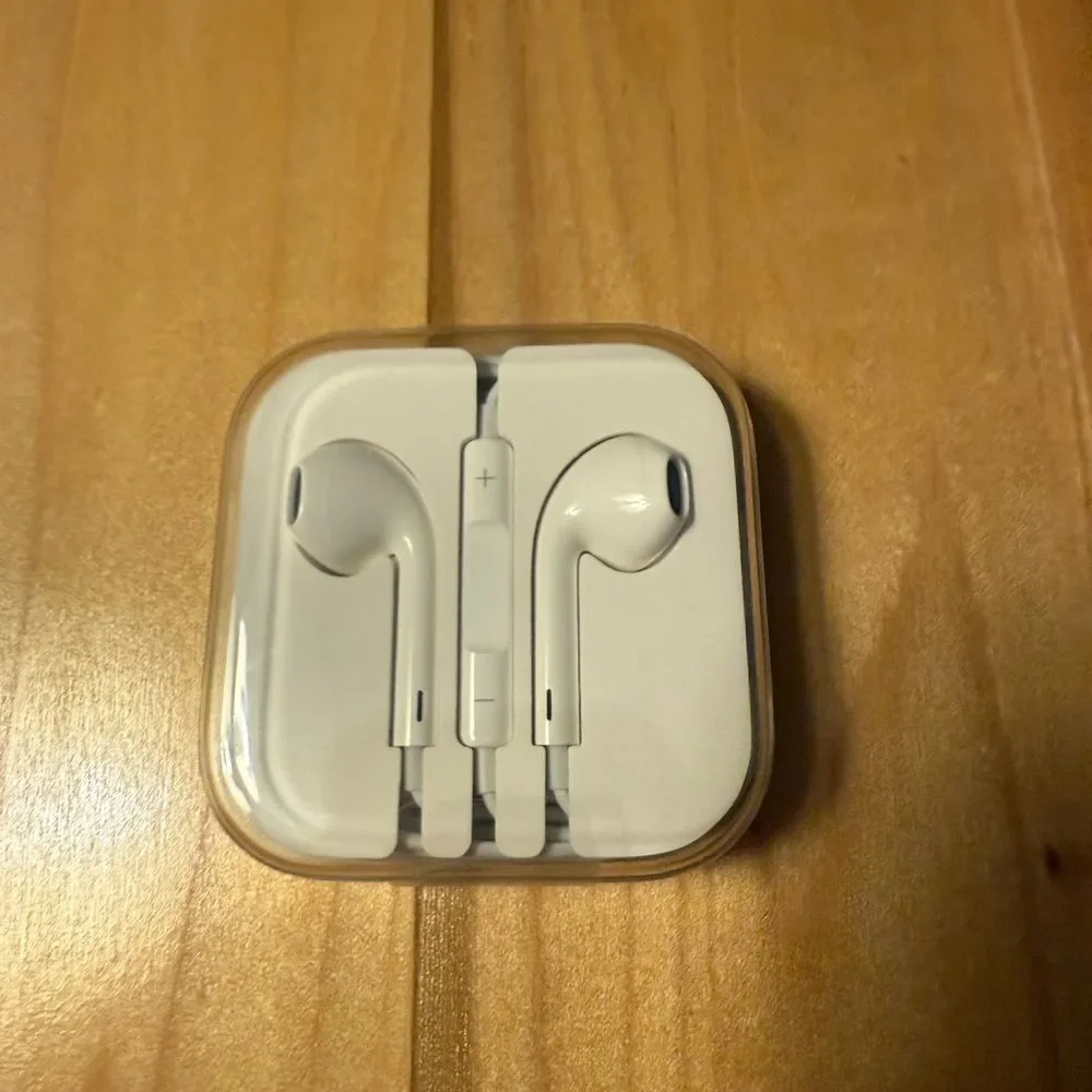 Apple New set of 2 EarPods (3.5mm Headphone Plug) White Earbud Headphones